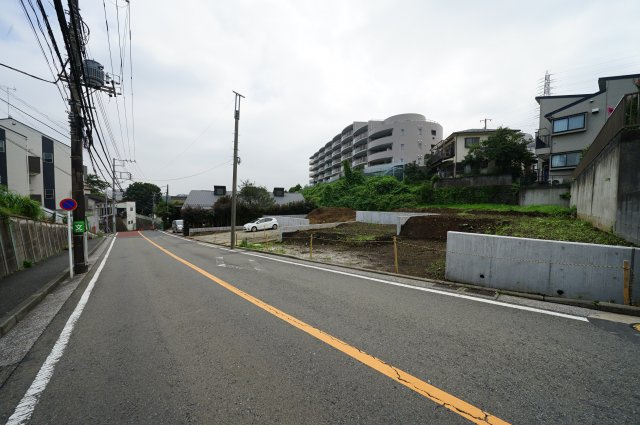 上星川駅徒歩１０分！閑静な住宅街につき住環境良好♪保土ヶ谷区釜台町　全７棟新築戸建ての前面道路含む現地写真
