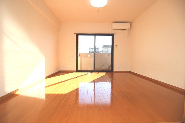 リーヴァ・ビスタ北本町の洋室|落ち着いた色調の洋室です
※間取り反転の場合あり