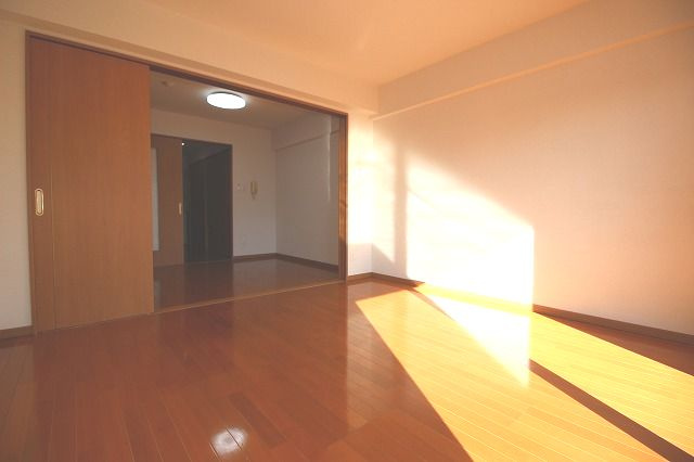 リーヴァ・ビスタ北本町の洋室|個人の部屋や寝室として使える洋室です
※間取り反転の場合あり