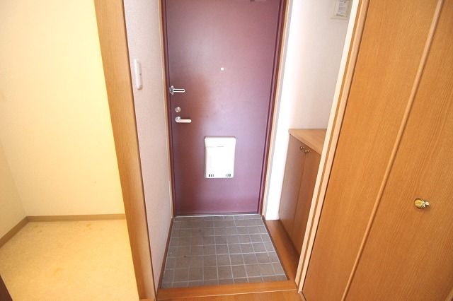 リーヴァ・ビスタ北本町の玄関|収納もある玄関です
※間取り反転の場合あり