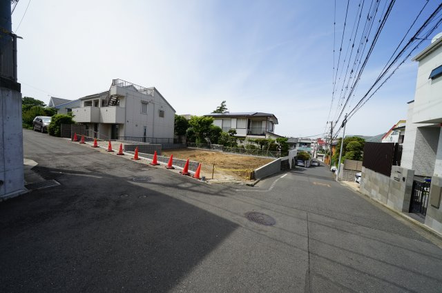 高台の閑静な住宅街、東南角地につき陽当り良好♪ＬＤＫ１８．０帖の４ＬＤＫ！西区浅間台　新築戸建ての前面道路含む現地写真