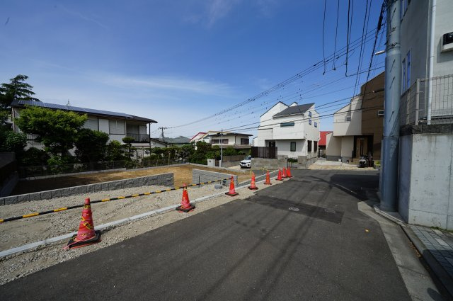 高台の閑静な住宅街、東南角地につき陽当り良好♪ＬＤＫ１８．０帖の４ＬＤＫ！西区浅間台　新築戸建ての前面道路含む現地写真