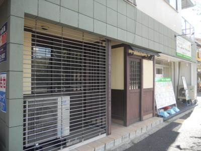 コスモプラザコマツのエントランス