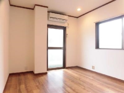 コスモプラザコマツの居間・リビング|洋室