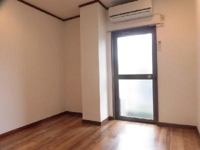 コスモプラザコマツの居間・リビング|洋室