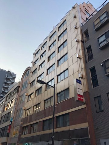 友野本社ビルの外観
