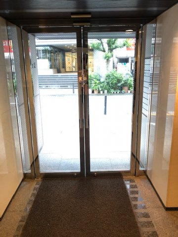 麹町エイチティーズビルのエントランス