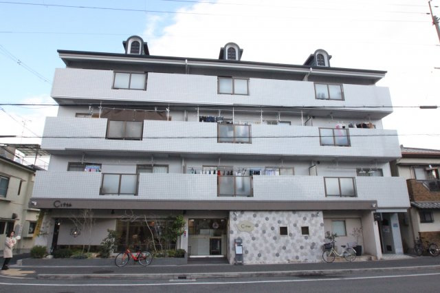 東大阪市小阪本町２丁目の賃貸マンションの外観