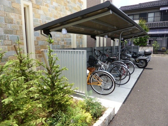 ゾーネンブルーメ・ノインの駐車場|駐輪所も付いています。