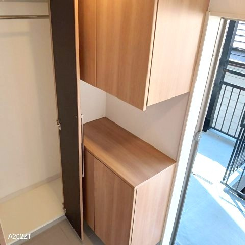 【玄関】 | コーポ矢沢 | 玄関内部正面スライド式扉　急な来客でも部屋の中が見えない
