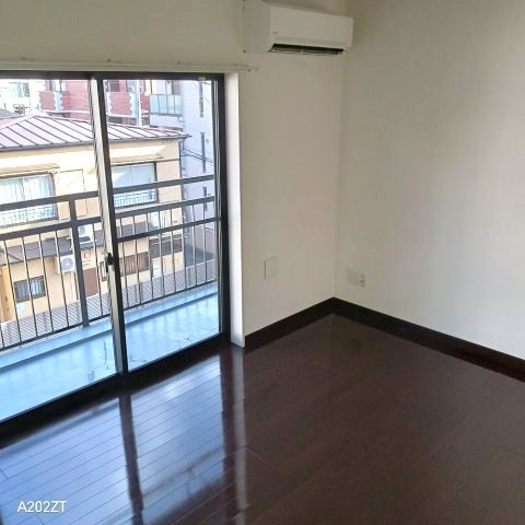 【洋室】 | コーポ矢沢 | 明るい部屋ですが、床色のおかげで心が落ち着きます