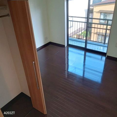 【内装】 | コーポ矢沢 | 部屋と玄関先　２か所も洋服もかけられるポールがついている収納
