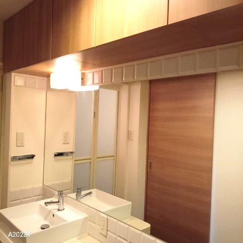 【独立洗面台】 | コーポ矢沢 | なんといっても全面を覆う巨大な鏡。上部の収納にも大注目。
