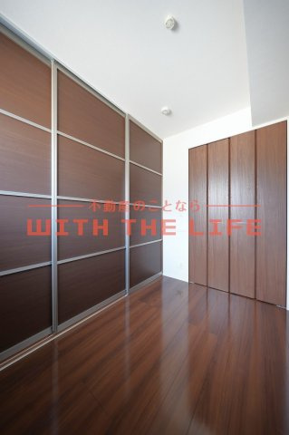 WITH THE LIGHT（ウィズザライト）【10，000円キャッシュバック対象物件】の洋室|広々とした洋室です