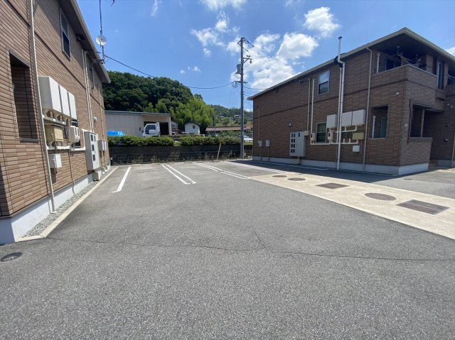 ラフレシールⅡの駐車場