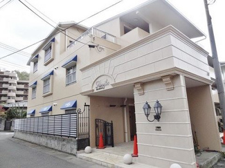 【外観】 | 小田急線「向ヶ丘遊園」駅・「生田」駅まで徒歩圏内！周辺は飲食店が充実していて便利な立地の3階建てマンションです♪