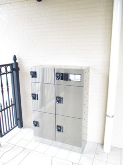 【その他共用部分】 | 共用エントランスには宅配BOXがあるので荷物の受け取りもスムーズに♪再配達を依頼する手間が省けます☆