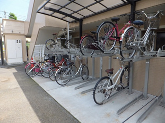 【その他共用部分】 | 屋根付きの駐輪場で雨が降っても大切な自転車が濡れなくてすみますね♪駅から自転車もおすすめです！