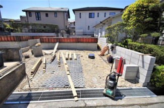 【外観】 | 1
1号棟　現地（2020年4月）撮影
名鉄バス「萩山台北」のりばまで徒歩２分の好アクセス！
静かで閑静な環境も魅力の一つ。