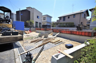 【外観】 | 1号棟　現地（2020年4月）撮影
名鉄バス「萩山台北」のりばまで徒歩２分の好アクセス！
静かで閑静な環境も魅力の一つ。