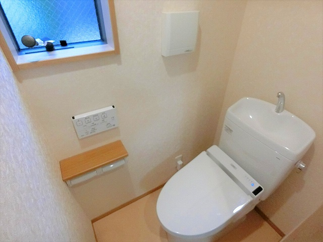 中央６１２戸建のトイレ