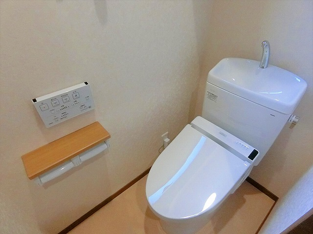 中央６１２戸建のトイレ