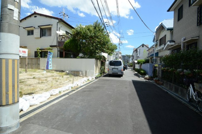 【前面道路含む現地写真】 | 豊中市服部本町3丁目　新築戸建