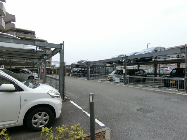 日神パレステージ拝島の駐車場