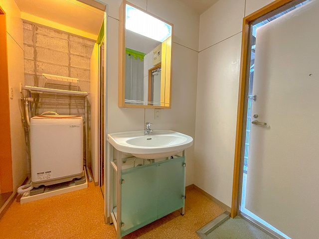 Benefit　HARIMAYAの独立洗面台|独立洗面台、小物を置くことができて便利です
※反転の場合あり