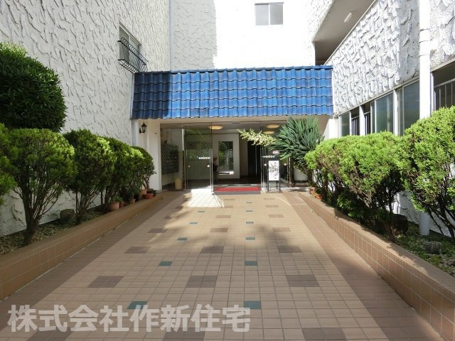秀和薬円台レジデンス　１階専用庭付のエントランス