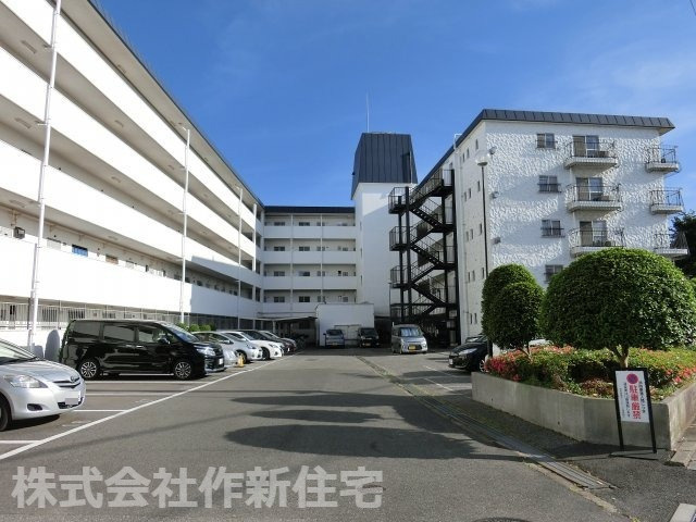 秀和薬円台レジデンス　１階専用庭付の駐車場
