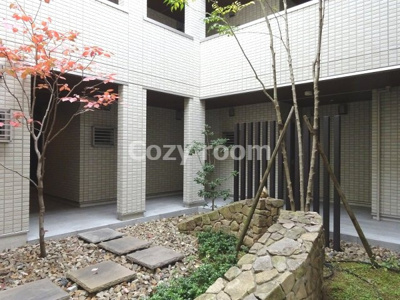 【その他共用部分】 | ルリエ江坂 | 素敵な庭園風の共有スペースです