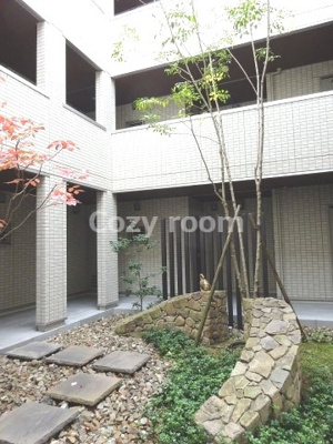 【その他共用部分】 | ルリエ江坂 | 静かで落ち着いた空間のお庭に日々癒されそうですね