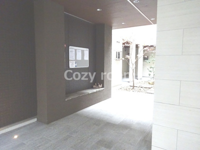 【その他共用部分】 | ルリエ江坂 | シックでモダン、落ち着いた印象のロビーです