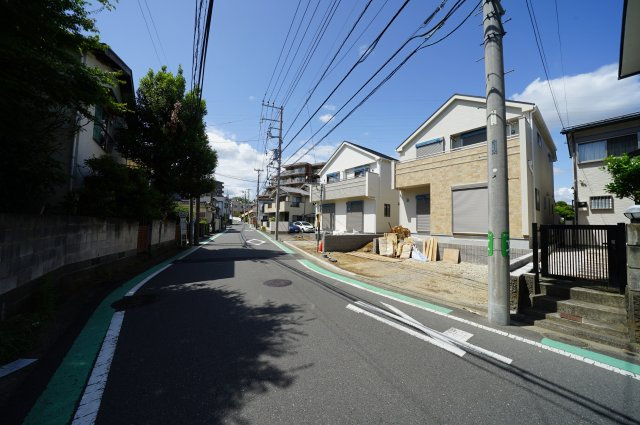 【横浜市保土ケ谷区瀬戸ケ谷町73-20新築戸建て１号棟】（瀬戸ヶ谷小学校・岩崎中学校）の前面道路含む現地写真