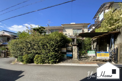 【外観】 | 宇治市広野町桐生谷　注文建築　建築条件なし　土地 | 広々とした敷地面積《土地56.46坪》《南西角地》で開放的なポジションです！4LDKの新築戸建でも駐車場に《5台》停められる余裕があります。【現況：上物あり】