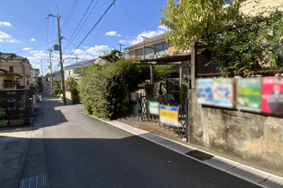 【前面道路含む現地写真】 | 宇治市広野町桐生谷　注文建築　建築条件なし　土地 | 【現況：上物あり】お庭スペースを確保して、お子様の遊び場・ガーデニング・BBQ・1階物干しスペースなど、ご家庭に沿った住まいが実現します！