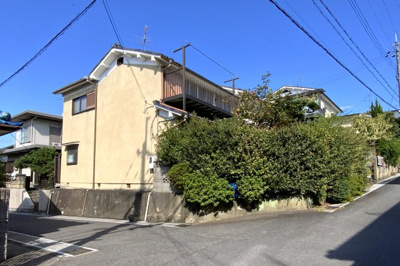 【外観】 | 宇治市広野町桐生谷　注文建築　建築条件なし　土地 | 【現況：上物あり】JR奈良線『新田駅』徒歩8分　近鉄『伊勢田駅』徒歩10分『大久保駅』徒歩13分の2WAYアクセス！急行停車駅にも徒歩圏内でアクセス出来る便利な立地です。