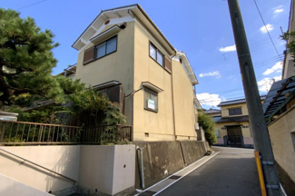 【外観】 | 宇治市広野町桐生谷　注文建築　建築条件なし　土地 | 【現況：上物あり】人気の《大久保小学校》が徒歩10分以内にあります。児童公園や保育機関も近くにあり親御様は安心ですね。