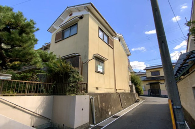 【外観】 | 宇治市広野町桐生谷　注文建築　建築条件なし　土地 | 【現況：上物あり】人気の《大久保小学校》が徒歩10分以内にあります。児童公園や保育機関も近くにあり親御様は安心ですね。