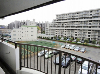 【展望】 | バルコニーからの眺望です♪目の前は駐車場になっていて視界を遮る建物がありません☆