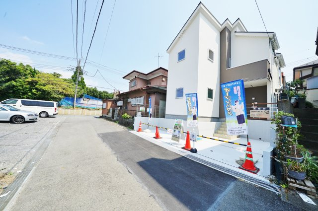 分譲地内の閑静な住宅街！カースペース２台♪（車種による）フラット３５Ｓ対応。保土ヶ谷区上菅田町　新築戸建ての前面道路含む現地写真