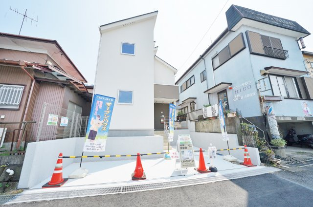 分譲地内の閑静な住宅街！カースペース２台♪（車種による）フラット３５Ｓ対応。保土ヶ谷区上菅田町　新築戸建ての外観