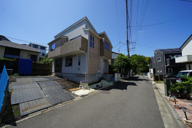大小さまざまな公園が点在した、自然豊かな環境！カースペース２台♪保土ヶ谷区上菅田町　新築戸建ての前面道路含む現地写真