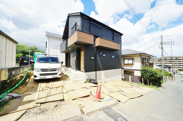 LDK１８帖のロフト付４ＬＤＫ！カースペース２台♪保土ヶ谷区狩場町　全２棟新築戸建ての外観