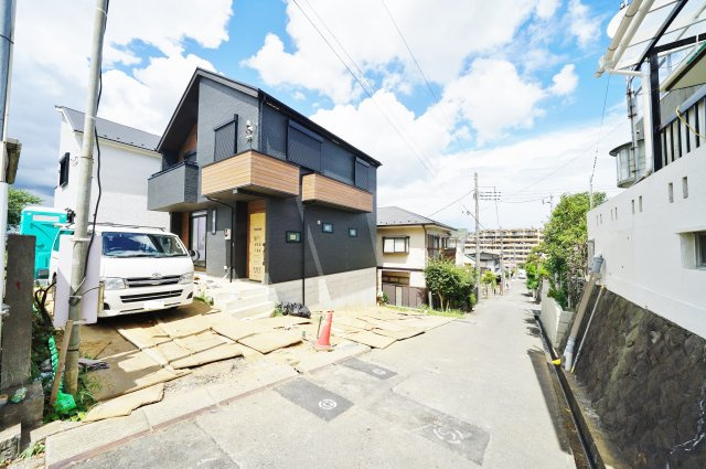 LDK１８帖のロフト付４ＬＤＫ！カースペース２台♪保土ヶ谷区狩場町　全２棟新築戸建ての前面道路含む現地写真
