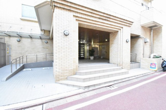 【エントランス】 | JR京浜東北線・根岸線「大森」駅徒歩11分、都営浅草線「馬込」駅徒歩12分。
忙しい朝が助かる立地、暮らしにゆとりが生まれます。