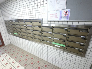 【その他共用部分】 | 集合ポストです。
郵便物はこちらからお取りください。