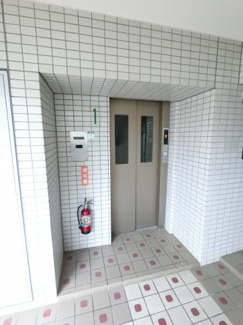 【その他共用部分】 | お買い物時やベビーカーの出し入れに便利なエレベーター付。