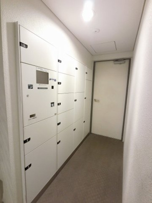 【その他共用部分】 | アデニウム川崎 | 不在時にもお荷物が受け取れる宅配ボックスです。
